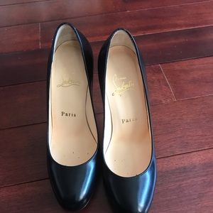 CHRISTIAN LOUBOUTIN round toe pump